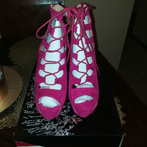 Shoes - Picture 5 of 6